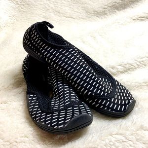 JSPORT water shoes size 6 black and white